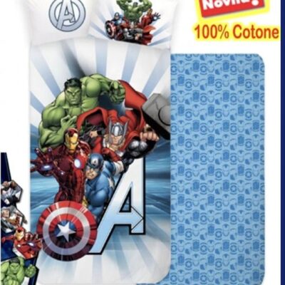 SET COMPLETO LENZUOLA LETTO SINGOLO ( 1 Piazza ) 100% COTONE finemente disegnato " AVENGERS Super-Eroi " come fotografia.
COMPRENDE
- Lenzuolo sopra Cm.150x265
- Lenzuolo sotto Cm.90x200
- Cusino Cm.50x80