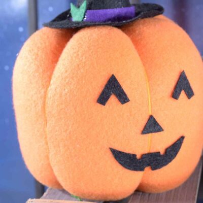 Zucca di Halloween con cappello in panno